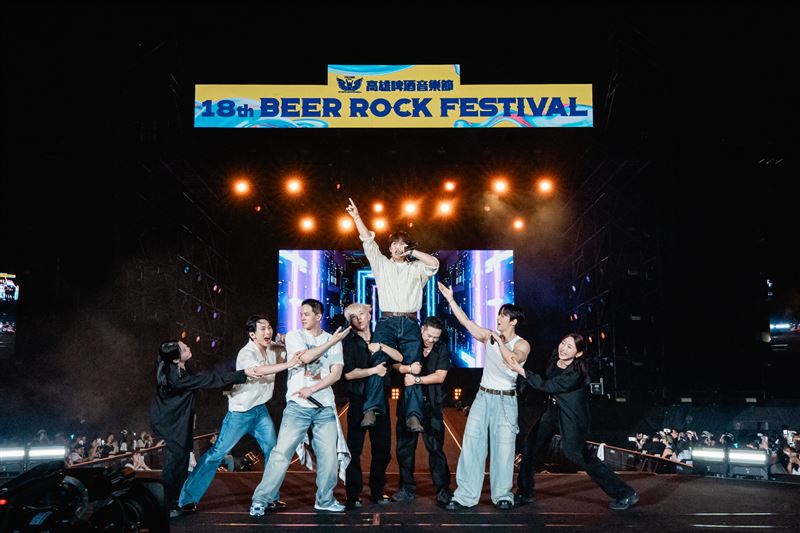 韓團BTOB登上高雄啤酒節演出。(圖/讀者提供)