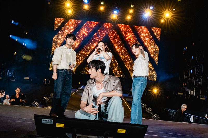 韓團BTOB登上高雄啤酒節演出。(圖/讀者提供)