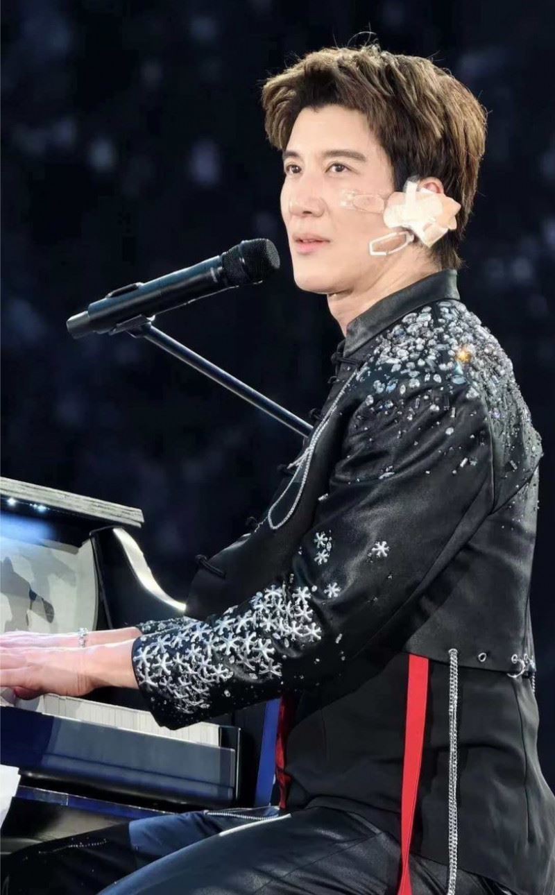 王力宏成都開唱時重摔濺血,最後負傷撐完整場演出。(圖/翻攝自微博)