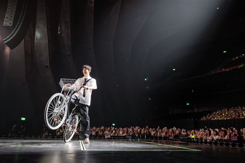 NCT成員在玹（JAEHYUN）直接在舞台上騎腳踏車。（圖／iMe TW 提供）