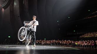 NCT在玹退伍來台　竟在北流騎腳踏車繞場
