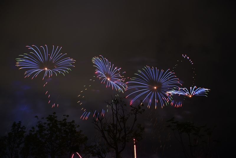 超過 2,500 發煙火齊發點亮三鶯地區的天空,將氣氛推升至最高點。(圖/記者張宣恩攝影)(圖/記者張宣恩攝影)