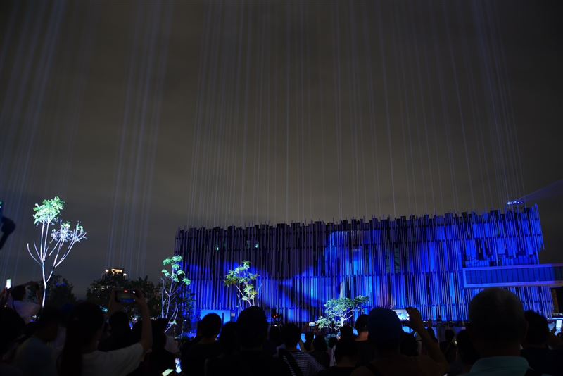 「藝向新北」系列活動慶祝晚會,600 架無人機在夜空中流暢變陣,現場民眾超嗨(圖/記者張宣恩攝影)