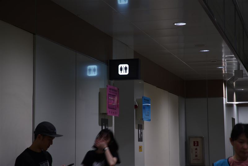 記者於捷運站內實地走訪,發現捷運站內廁所指標與位置其實算清楚明顯。(圖/記者張宣恩攝影)