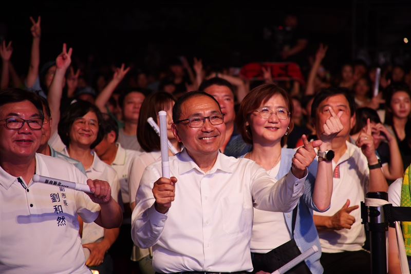 無人機、煙火超嗨!慶祝晚會萬人擠爆,新北市長侯友宜也開心舉著螢光棒揮舞(圖/記者張宣恩攝影)