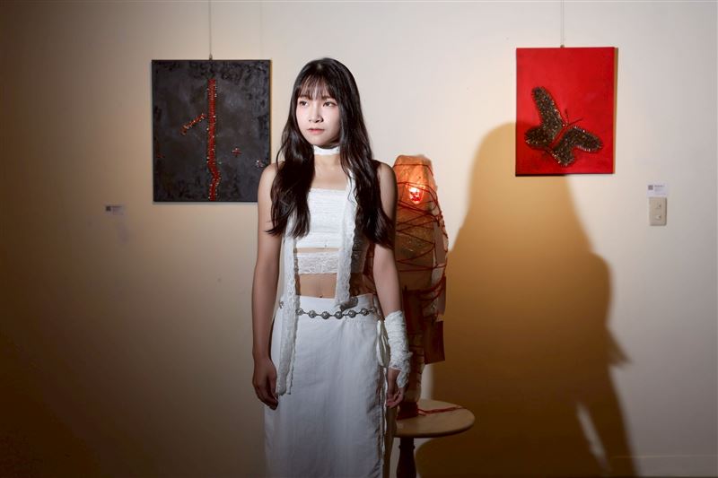 鹿熙將手術疤痕比喻為毛毛蟲,並記錄其破繭重生的歷程。(圖/記者鄭孟晃攝影)