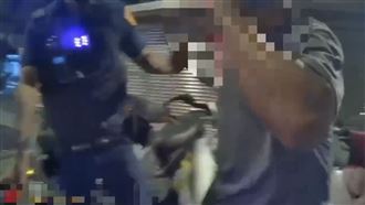 板橋男騎機車被盤查！咆哮、推員警畫面曝
