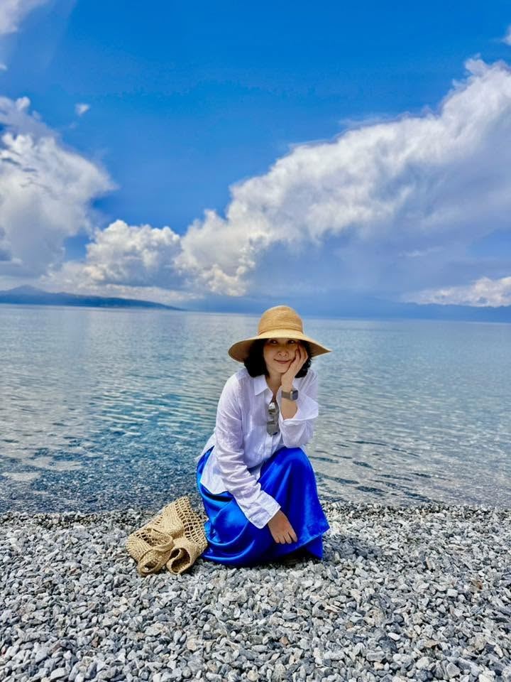 張玉嬿赴賽里木湖。(圖/翻攝自張玉嬿臉書)