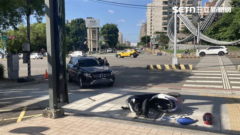 台中台灣大道四段麥當勞發生嚴重車禍,汽車買得來速撞飛機車,騎士命危送醫。(圖/翻攝畫面)
