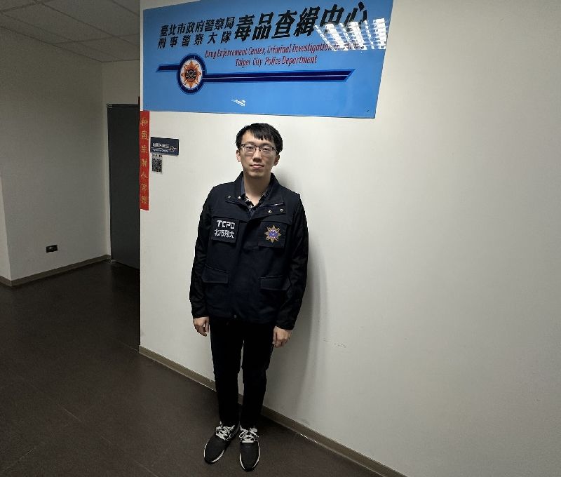 喪屍煙彈危害治安 北市警分析原因「喪屍煙彈」造成毒駕危害,台北市刑警大隊毒品查緝中心警務員兼代理隊長陳建宇(圖)表示,依托咪酯可轉成煙油,因電子煙易隱藏、好攜帶,可加香精減少吸毒後臭味,讓吸毒人口趨之若鶩。中央社記者劉建邦攝 115年7月5日