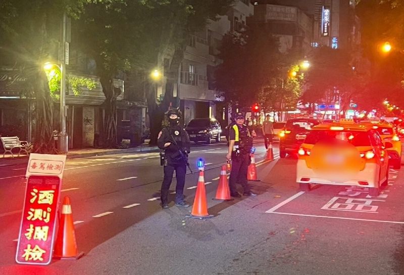 北市員警表示，喪屍煙彈以電子煙為施用載具，易隱藏、好攜帶，且不像愷他命會飄散濃厚塑膠味，導致警方在查緝時比取締酒駕更不容易。圖為警方攔檢毒駕。（警方提供）