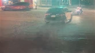 北市警車路口直直衝！騎士急閃被撞倒地