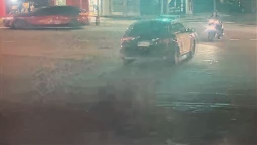 北市警車路口直直衝！騎士急閃被撞倒地
