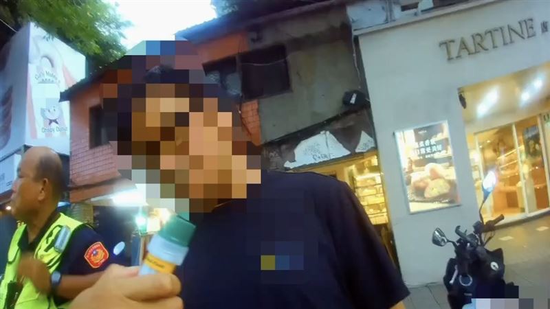 蕭男神情緊張且傳出毒品氣味，經毒品快篩後呈安非他命陽性反應。（圖／翻攝畫面）