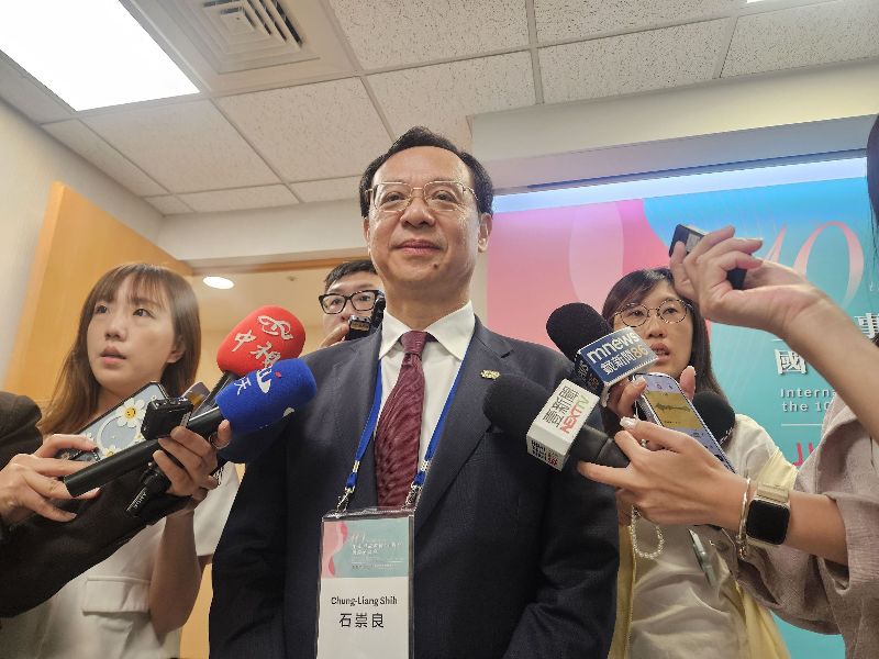 中聯大豆沙拉油致癌物苯駢芘超標，食藥署緊急擴大下架產品，將使用問題油品成分超過20%產品列為預防性下架對象；衛福部長石崇良（中）5日出席活動時受訪，說明20%標準是依據106年訂定處理原則