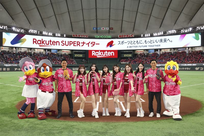 樂天女孩Rakuten Girls 與於東京巨蛋與東北樂天金鷲傳奇球星、現任球團大使銀次與岡島豪郎、吉祥物合影(圖／@Rakuten Eagles提供)