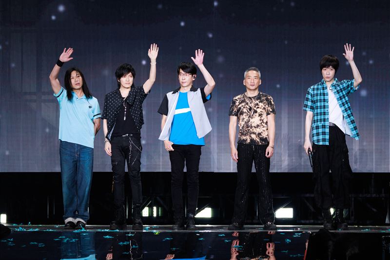 五月天復刻26年前演唱會造型。（圖／相信音樂提供）