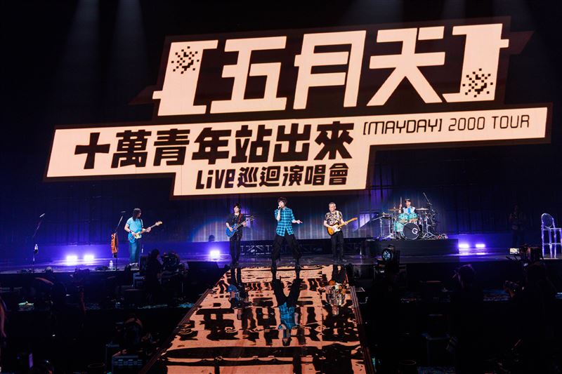 五月天重現2000年「十萬青年站出來」巡迴演唱會。（圖／相信音樂提供）