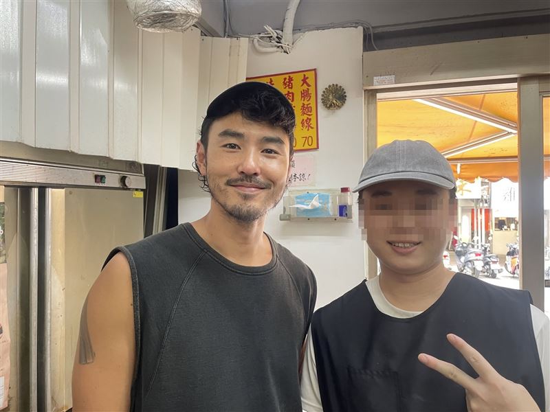 阮經天(左)現身民生社區知名美食小吃店「蕭家牛雜湯」。(圖/翻攝自「蕭家牛雜湯」臉書)