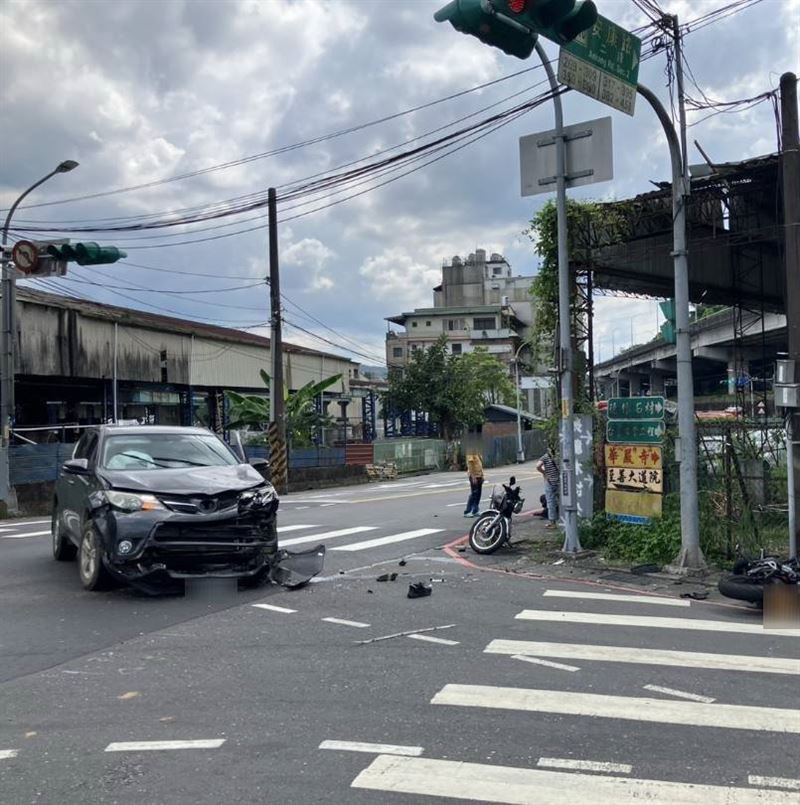 新北市新店區今(5日)下午發生一起車禍,導致一名騎士當場失去生命跡象。(圖/翻攝畫面)