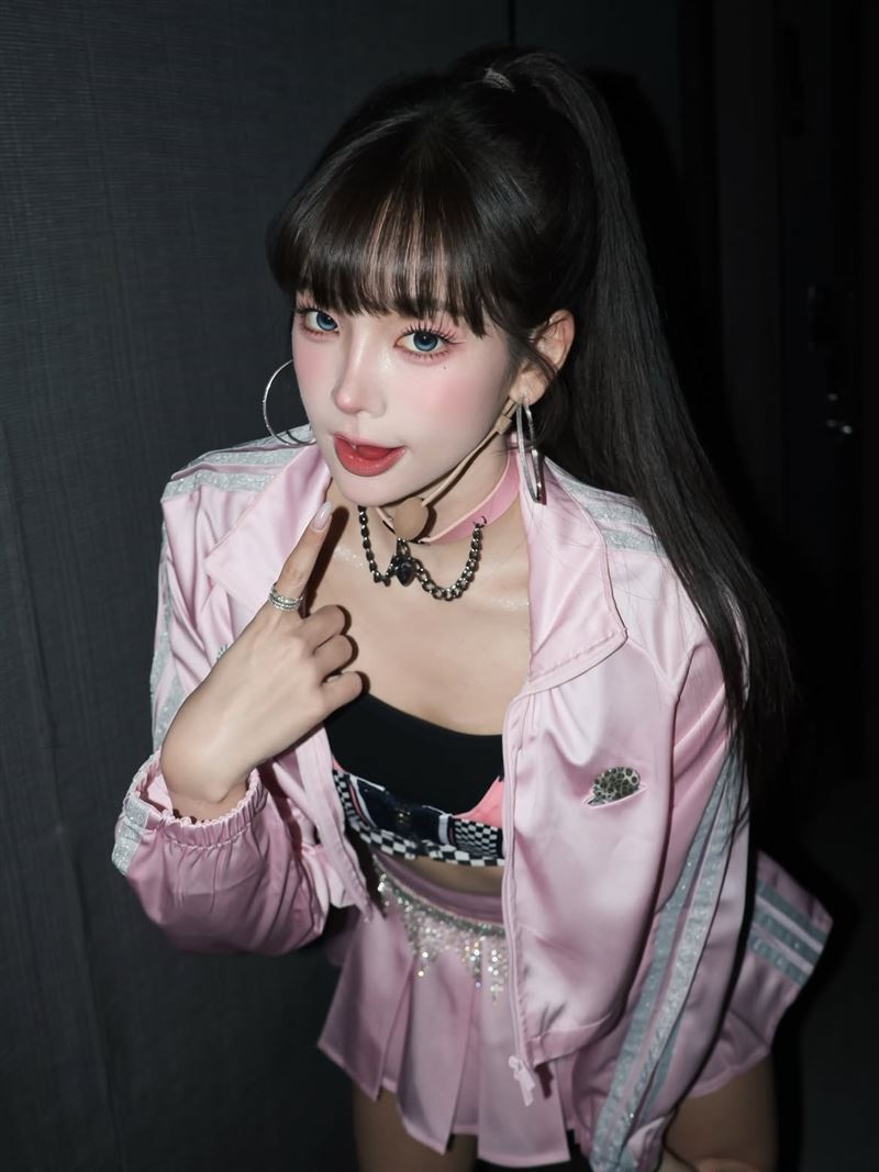 海莉在昨日演出時突然舊傷復發。(圖/翻攝自IG @iam_hyerii)