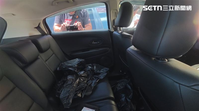 蔡男汽車後座還放有疑似用來封屍的黑色垃圾袋。(圖/記者朱俊傑攝影)