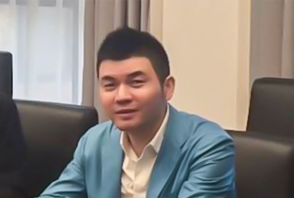 柬埔寨太子控股集團高層胡石,因涉嫌在日本非法提供他人居留證,今天被日本警方依違反「出入國管理法」嫌疑再度逮捕。(截自新浪財經)