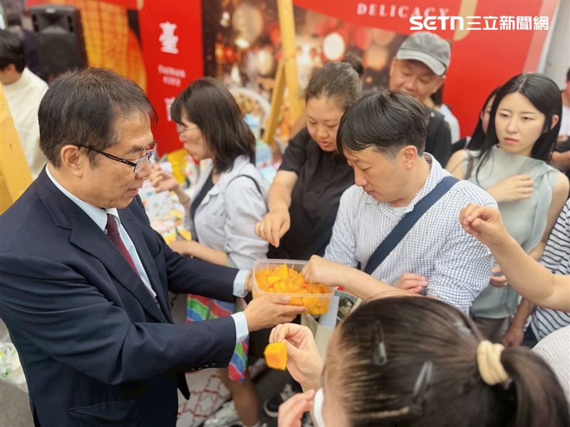 收服韓國人的胃!台南芒果強勢插旗首爾弘大,韓妞吃一口驚呼:太美味。(圖/台南市政府提供)