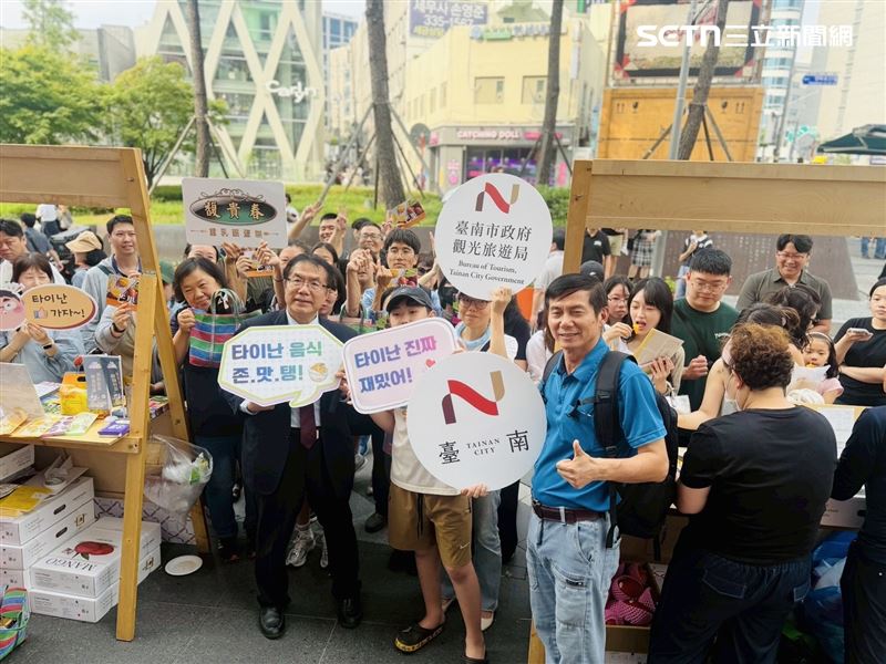 收服韓國人的胃!台南芒果強勢插旗首爾弘大,韓妞吃一口驚呼:太美味。(圖/台南市政府提供)