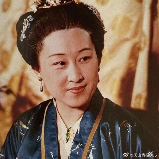 李鳳英曾演出《紅樓夢》「薛姨媽」一角。(圖/翻攝自微博)