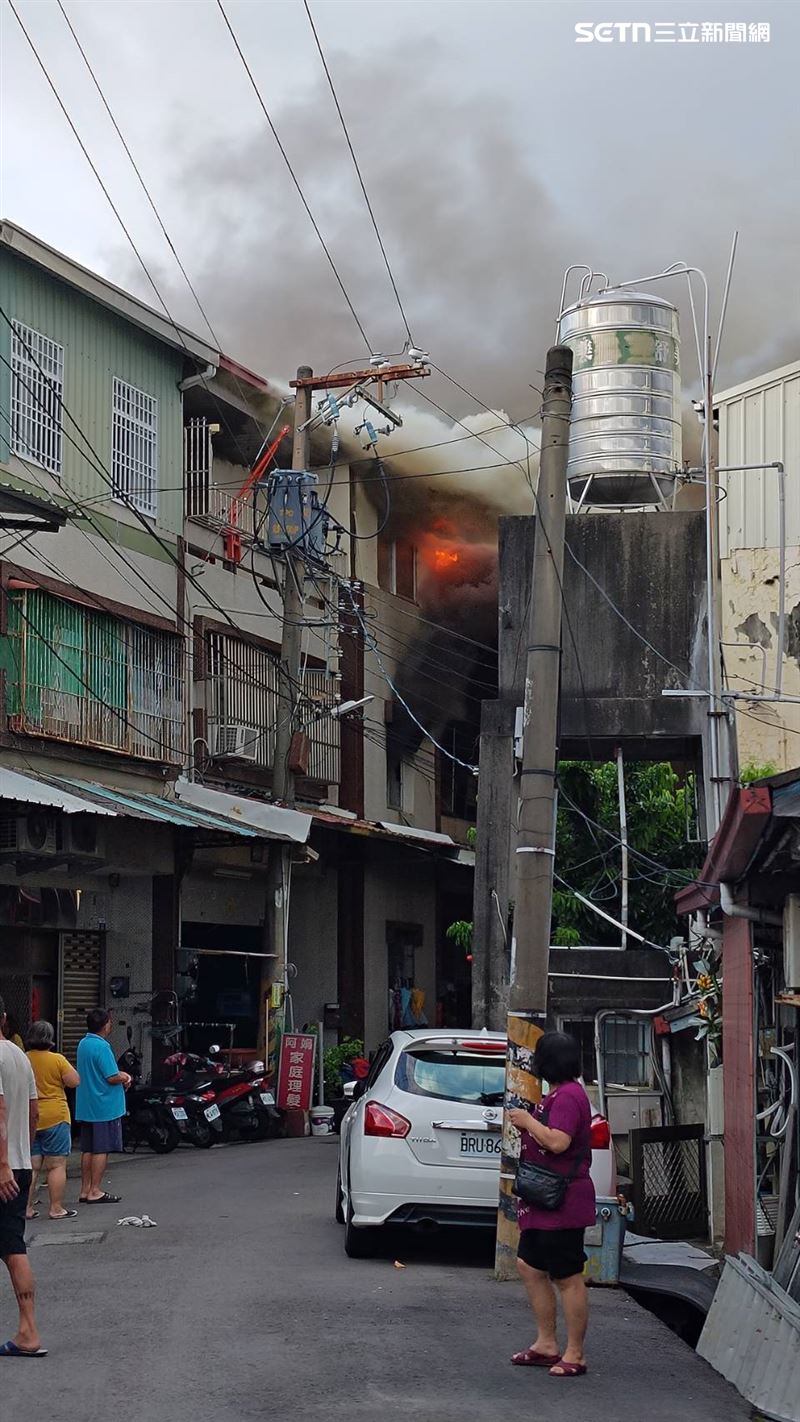 台中豐原民宅突竄火！5人驚險逃生，7旬翁「臉腹72%燒燙傷」送醫。（圖／翻攝畫面）