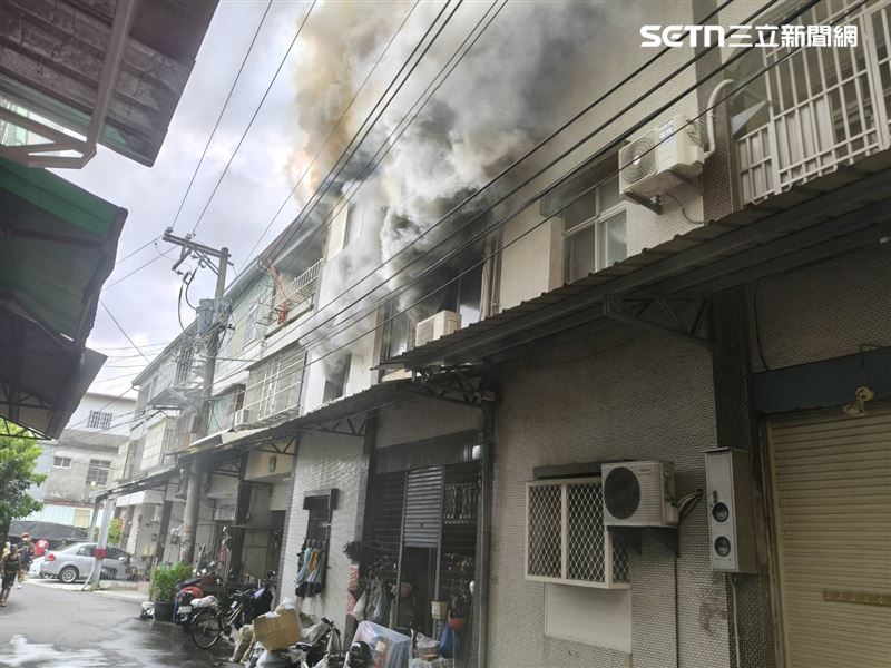 台中豐原民宅突竄火！5人驚險逃生，7旬翁「臉腹72%燒燙傷」送醫。（圖／翻攝畫面）