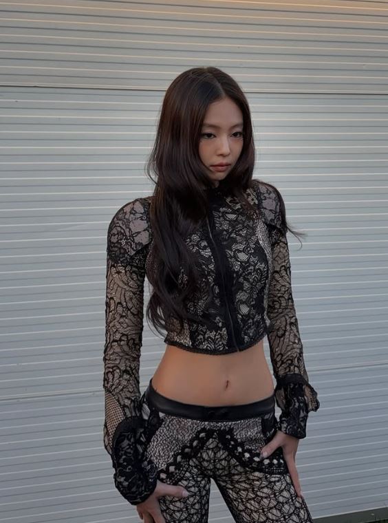 Jennie曬出多張火辣性感照。(圖/翻攝自IG @jennierubyjane)