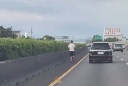 國道驚見拖鞋男沿安全島狂奔,嚇壞不少駕駛,紛紛減速慢行。(圖/翻攝自Threads @wangyunchen31)