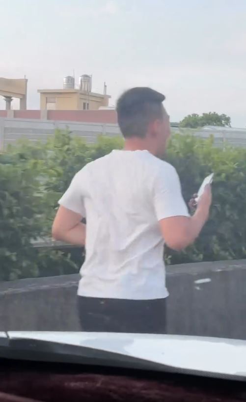 拖鞋男拿著手機在國道狂奔,網友笑說:豐原不養閒人。(圖/翻攝自Threads @wangyunchen31)
