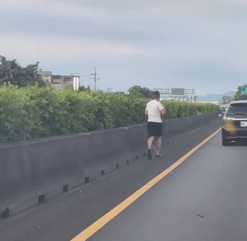拖鞋男理著平頭、身材壯碩,腳程相當快,平常有在健身不會喘。(圖/翻攝自Threads @wangyunchen31)