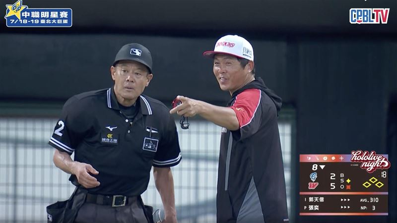 葉君璋上場抗議張奕在投手丘上放毛巾。(圖/翻攝自CPBLTV)