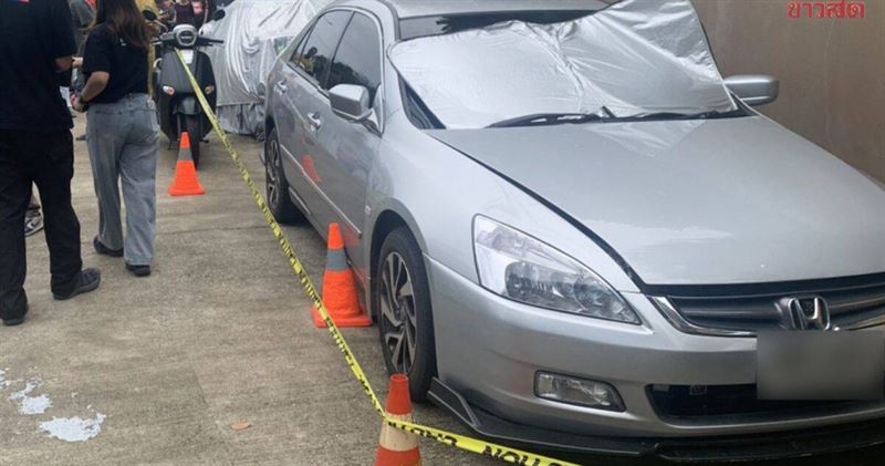 曼谷一對男女陳屍車內，男性死者下身赤裸、戴保險套，女性死者則口吐白沫，目前正進一步追查兩人死因。（圖／翻攝自泰網《Khaosod》）