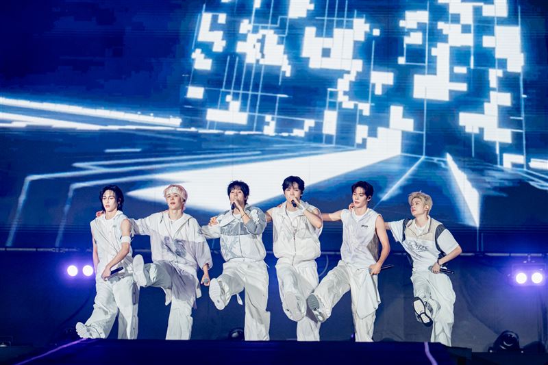 韓流人氣男團RIIZE登上高雄啤酒節舞台。(圖/讀者提供)