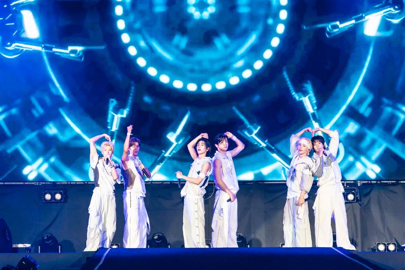 韓流人氣男團RIIZE登上高雄啤酒節舞台。(圖/讀者提供)