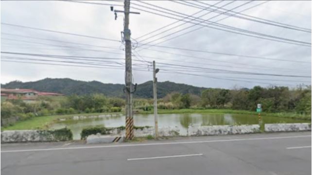 新竹縣關西鎮昨(4日)下午公有池塘驚見一具屍塊,死者身分曝光。(翻攝自GoogleMaps)