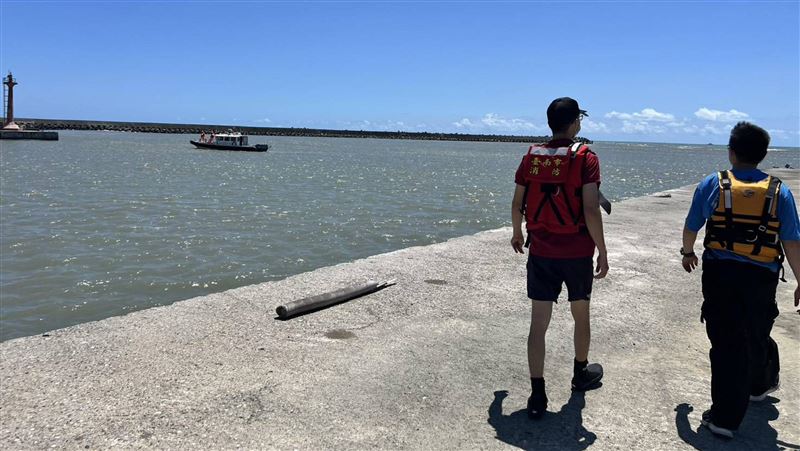 台南青山漁港漁筏翻覆　1男子落海失蹤