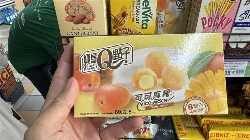 台灣透過政府與民間合作，從人道援助逐步轉向產業重建，於烏克蘭戰後復原中扮演實質夥伴。企業以波蘭為前哨，運用機械、能源與資通訊（ICT）技術優勢，深耕在地供需與技術升級。此舉不僅展現台灣軟實力，更藉由實地參與重建，將烏克蘭抗壓與韌性經驗轉化為台灣面對地緣政治威脅的寶貴生存教案，建立互信共榮的國際連結。台灣已經有許多產業進入烏克蘭，圖為在烏克蘭邊境便利商店，販賣的台灣零食。（圖／記者師瑞德攝影）