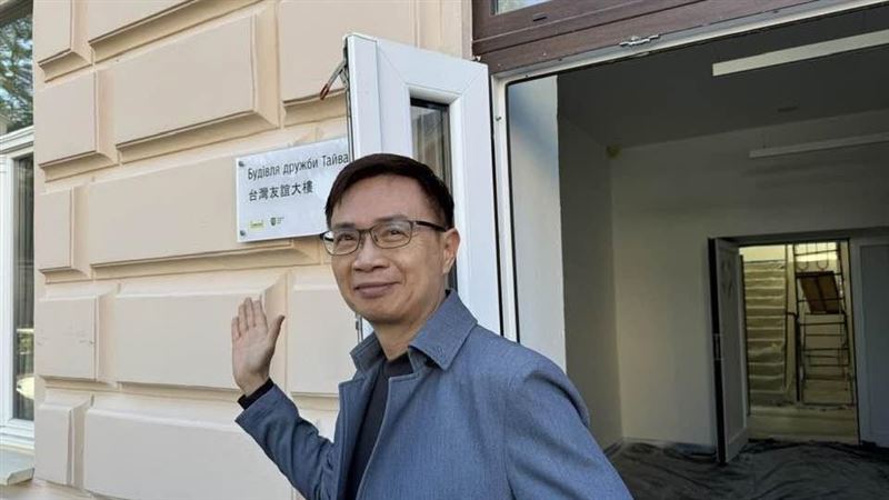 烏克蘭戰後重建不只靠無人機，台灣產業正趁勢突圍。從利沃夫的醫療園區、分散式能源網到人才聯盟，台灣不再只給物資，而是將「智慧醫療」、「韌性儲能」與「半導體人才鏈」打包輸出，把人道關懷轉化為扎根歐洲的長期市場。圖為台灣出資打造，專為收容病患的「台灣友誼大樓」。（圖／記者師瑞德攝影）