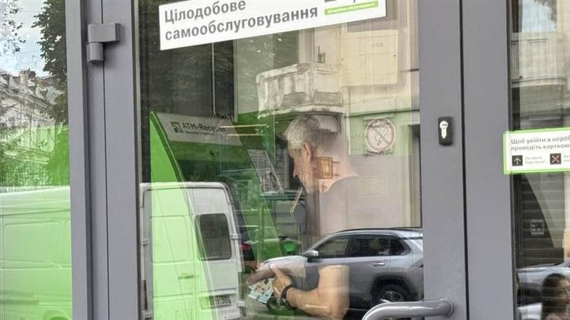 面對戰時風險,與其恐慌不如務實準備。烏克蘭經驗顯示,數位支付系統與國債能維繫經濟運作,民眾保持「日常抗壓」的意志更是社會韌性關鍵。台灣應借鏡其經驗,強化支付韌性、儲備物資並分散資產,將風險防範融入資產配置。照顧好自己不成為政府負擔,便是公民對國家防衛韌性最大的貢獻。圖為利沃夫市民依然能在銀行正常的取款。(圖/記者師瑞德攝影)