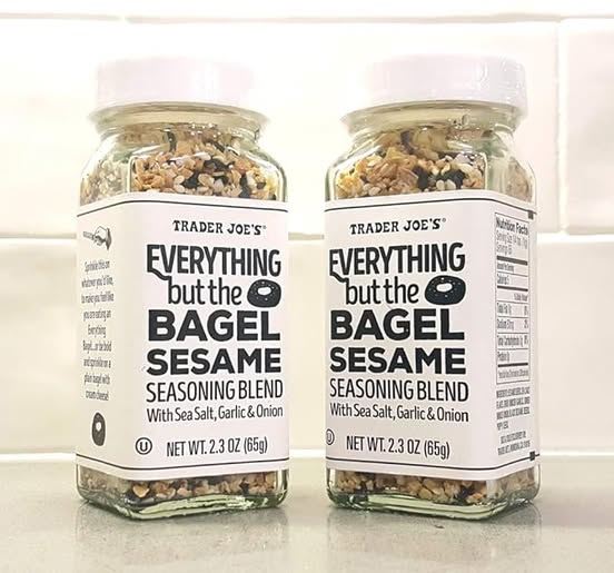 美國連鎖超市Trader Joe’s熱銷的「Everything But The Bagel」調味料,因內含台灣嚴格管制的「罌粟種子」,導致一名女網友從美國寄送包裹回台時,整箱遭海關扣押並面臨後續法律程序,令不少民眾震驚。(圖/翻攝自「Taiwan in San Francisco-駐舊金山臺北經濟文化辦事處」臉書)