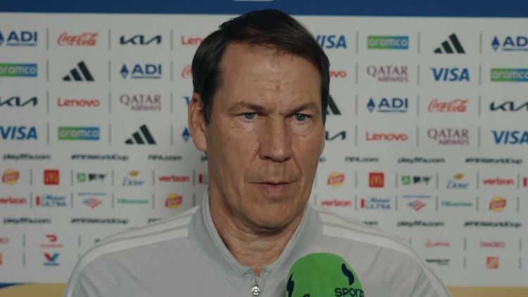 比利時總教練加西亞(Rudi Garcia)對國際足總強烈不滿,公開抨擊此決定荒謬。(圖/翻攝自X平台 @TouchlineX)