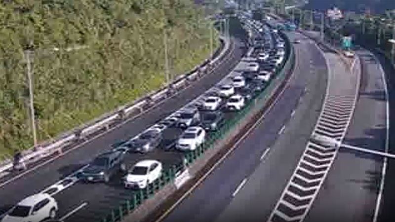 國道5號南向新北市「石碇-坪林」今天上午6時58分,發生一輛小貨車及2輛自小客車追撞事故。(圖/翻攝自高公局官網)