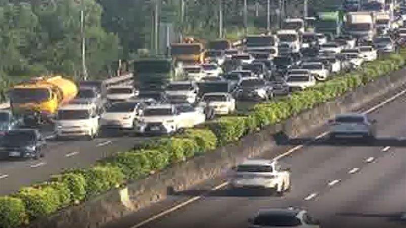 事故導致後方車流回堵約6公里。(圖/翻攝自高公局官網)