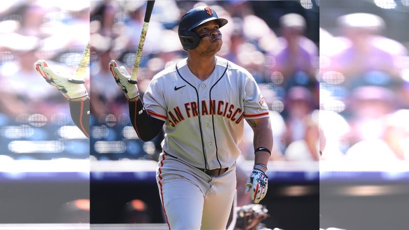 戴佛斯(Rafael Devers)全壘打轟上第3層看台。(圖/翻攝自巨人推特)